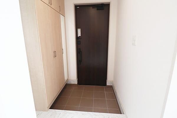 シューズボックス付きの玄関の様子