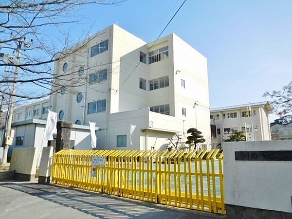 湖西市立鷲津小学校まで1689m