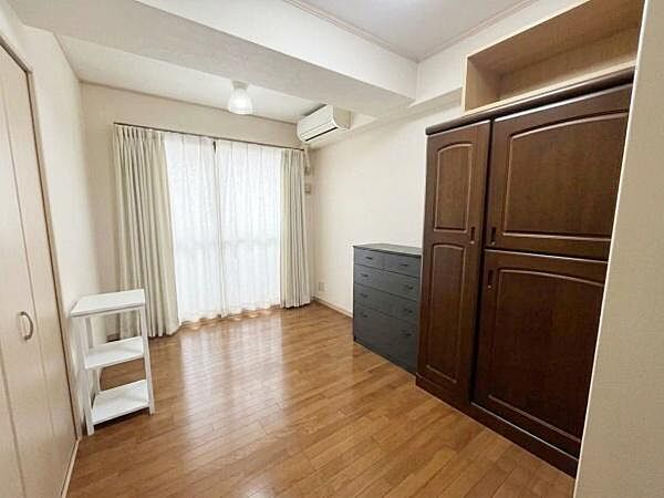 洋室のお部屋です！※生成AIにより家具・小物等撤去しております。