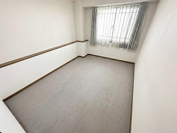 洋室のお部屋です！※生成AIにより家具・小物等撤去しております。