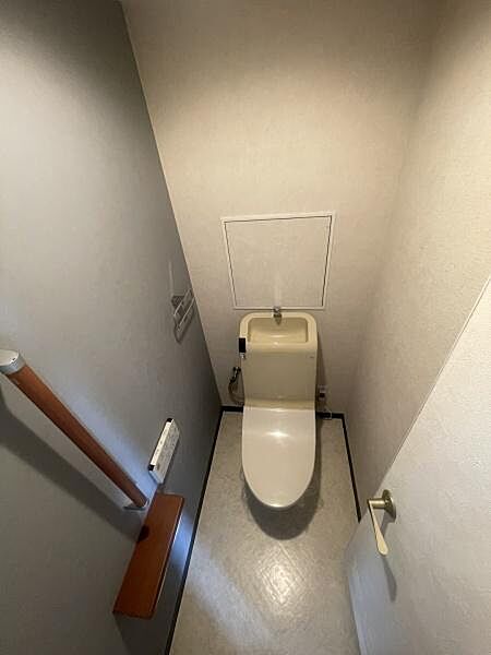 温水洗浄便座付きのトイレです！
