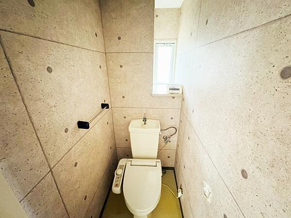 窓付き温水洗浄便座付きのトイレです！