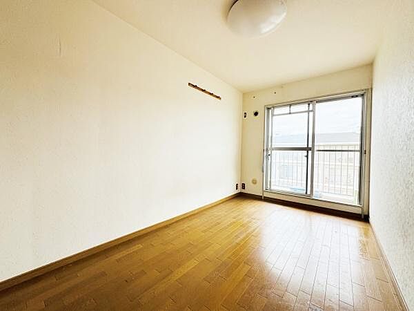 窓付きで明るい洋室です！