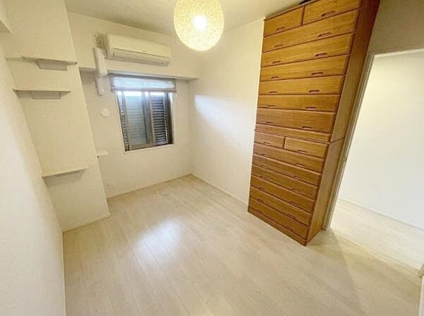 洋室のお部屋です！※生成AIにより家具等撤去しております。