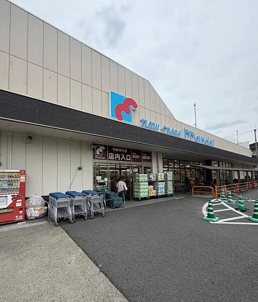 万代和泉府中店まで390m