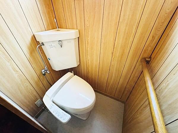 1階トイレです！※写真はAI生成により小物等撤去しています。