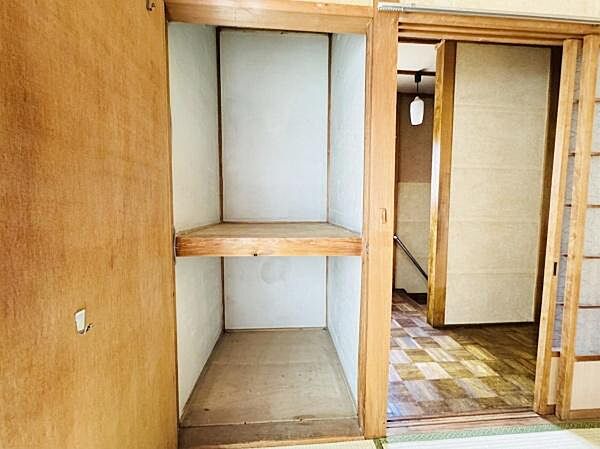 収納付きの和室です！※写真はAI生成により小物等撤去しています。
