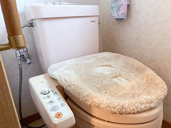 1階トイレです！※生成AIにより小物等撤去しております。