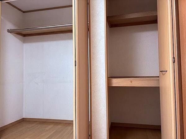 収納付き洋室です！※生成AIにより小物等撤去しております。