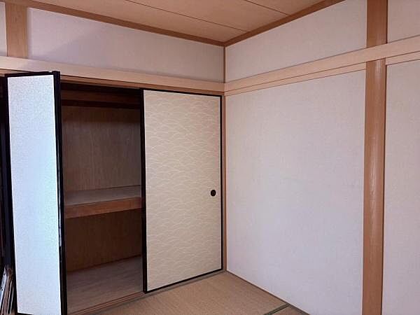 収納付きの和室です！※生成AIにより小物等撤去しております。