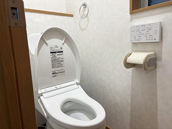 温水洗浄便座付きのトイレです！※写真はAI生成により小物等撤去しています。