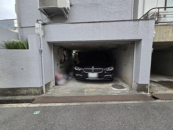 シャッター付きガレージです。
