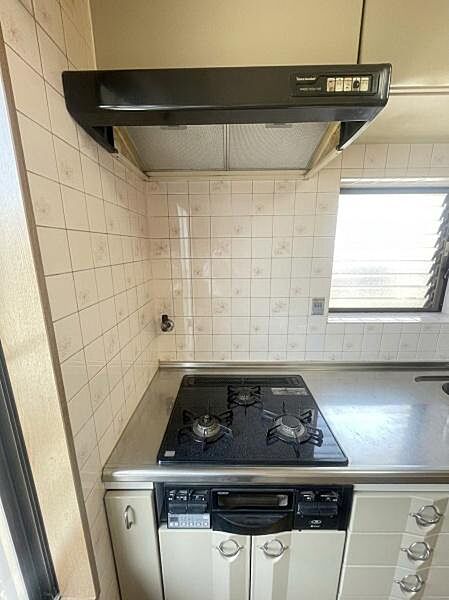 3口コンロで一度にまとめて調理ができます！※写真はAI生成により小物等撤去しています。