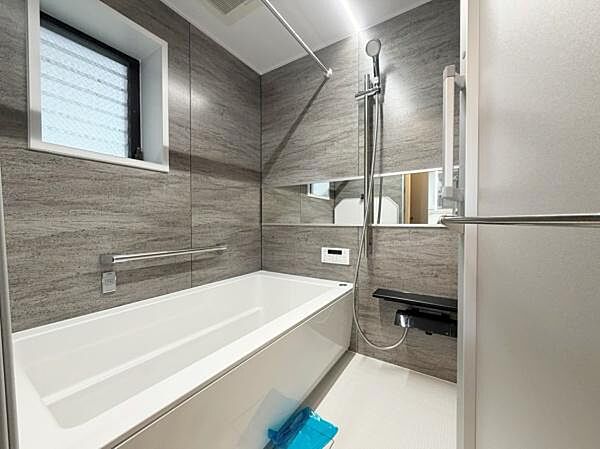 浴室には窓がある為換気がしやすいです！