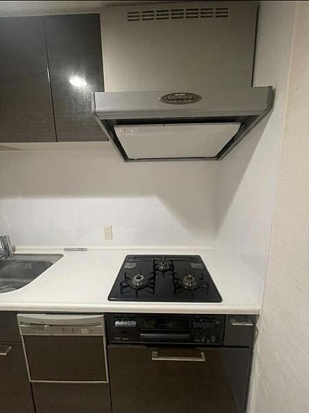 3口コンロで一度にまとめて調理ができます！※写真はAI生成により小物等撤去しています。