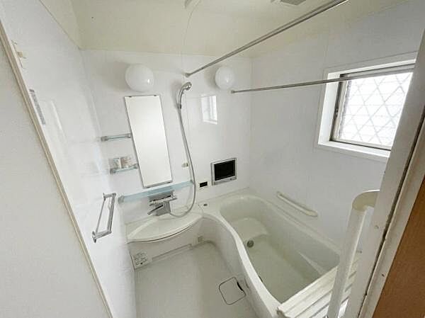 浴室には窓がある為換気がしやすいです！