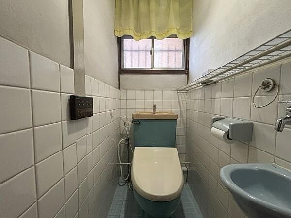 温水洗浄便座付きのトイレです！※生成AIにより小物等撤去しております。