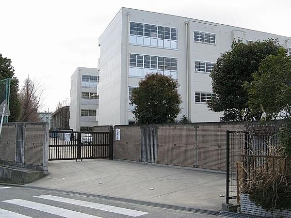 吹田市立片山中学校まで1640m