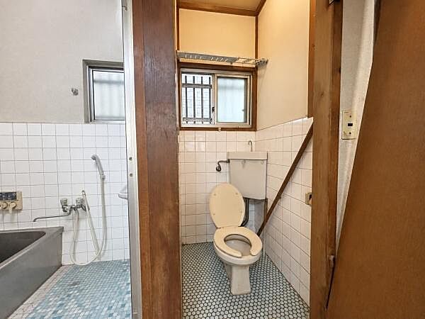 トイレです！※生成AIにより家具等撤去しております。