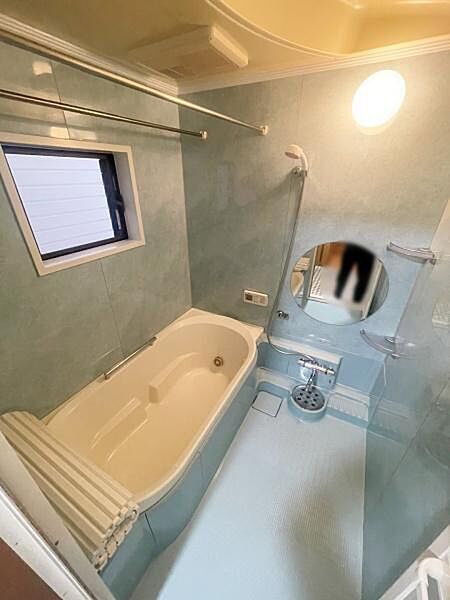 浴室には窓がある為換気がしやすいです！