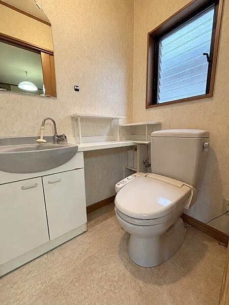 温水洗浄便座付きのトイレです！※生成AIにより小物等撤去しております。