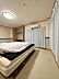 洋室：洋室のお部屋です！※生成AIにより家具等撤去しております。