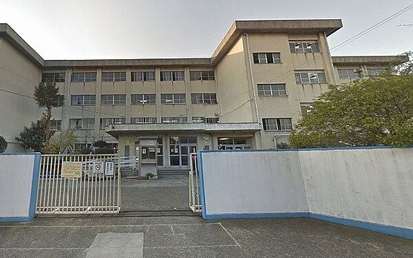 寝屋川市立楠根小学校まで1111m