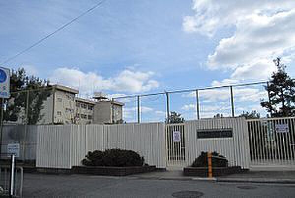 寝屋川市立石津小学校まで357m