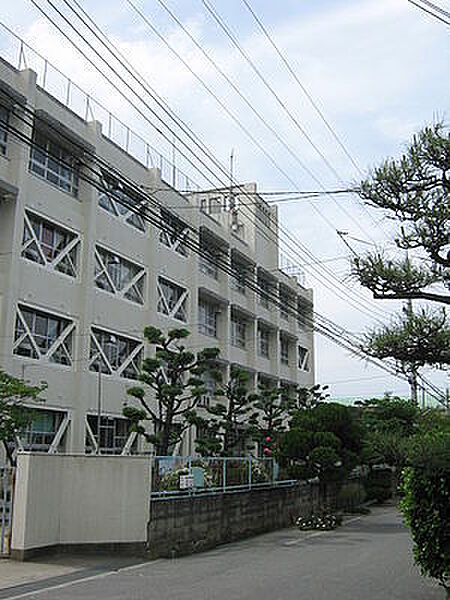 寝屋川市立木屋小学校まで561m