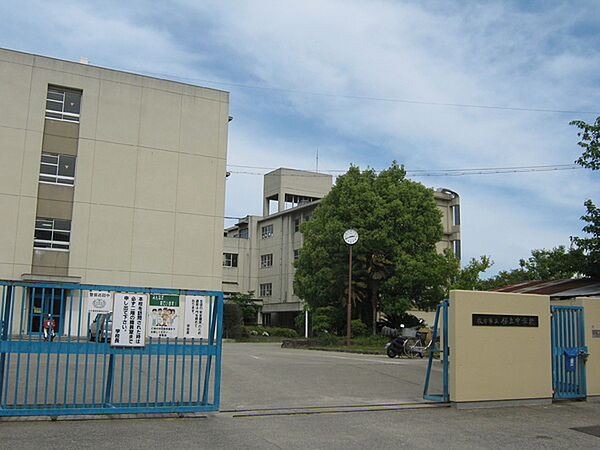 枚方市立桜丘中学校まで1082m