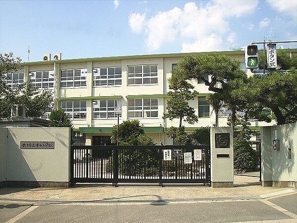 枚方市立津田小学校まで696m