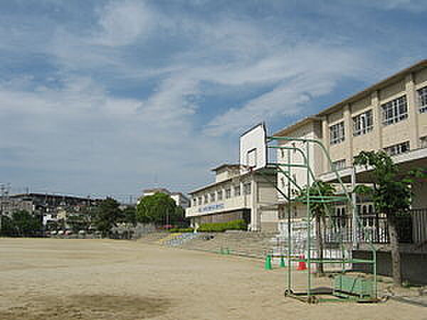 寝屋川市立第六中学校まで1796m
