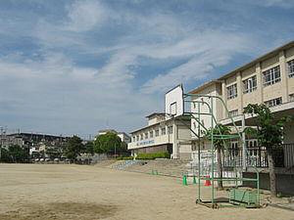 寝屋川市立第六中学校まで1440m