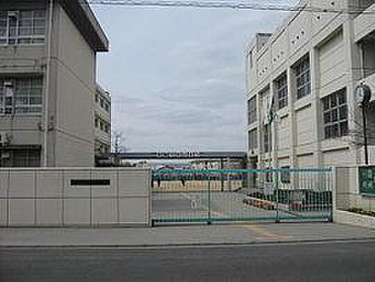 寝屋川市立第二中学校まで1300m