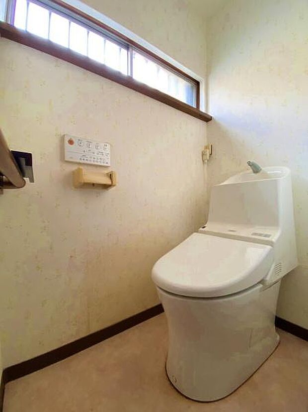 1階のトイレは温水洗浄機能付き。小窓付きのため換気もしっかり行えます。