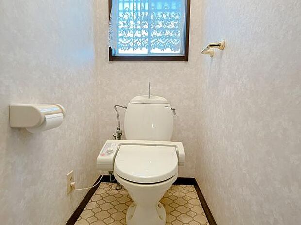 スッキリとしたトイレです。お手入れやお掃除が簡単にできるシンプルなデザインです。