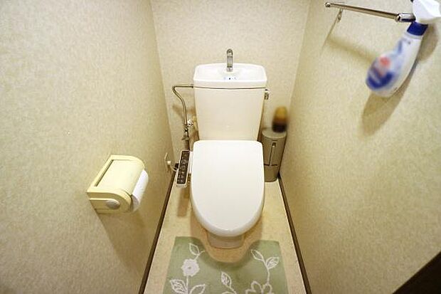 収納棚付きの温水洗浄便座トイレです。