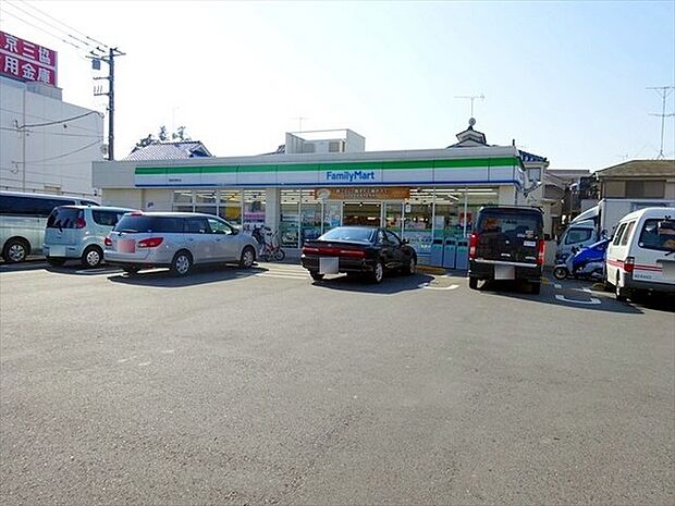 ファミリーマート西東京泉町店まで368m、24時間営業なので急なお買い物にも便利です。お弁当、ホットスナックやカフェなどの飲み物も販売しています。駐車場有