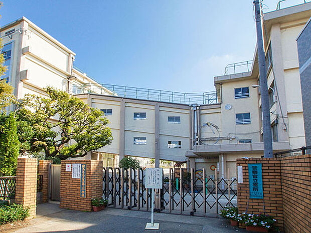 練馬区立大泉第二小学校まで750m、昭和18年独立開校。児童数765人(令和4年時点)「大二小(おおにしょう)」という名前で親しまれています。