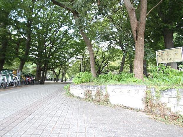 大泉公園まで796m、栄八条通り沿いに位置している広々とした公園です。ちょっとした遊具や自転車レンタル、水場があります。