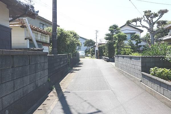 北側道路を東側から撮影。道路幅員約4.0ｍ。
