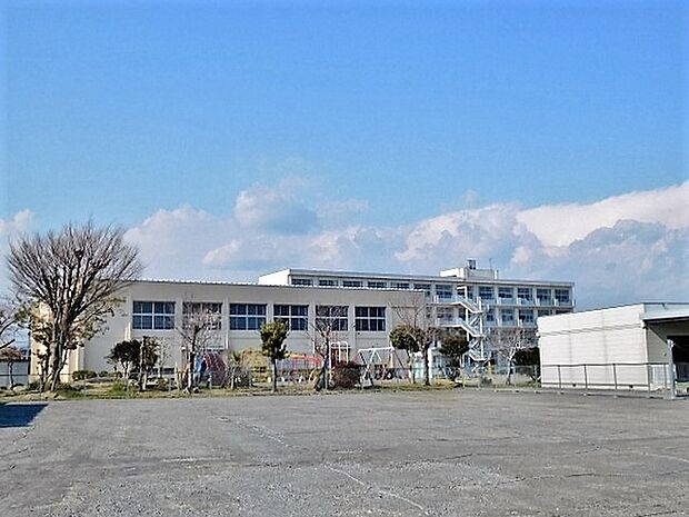 菊川市立加茂小学校まで900m
