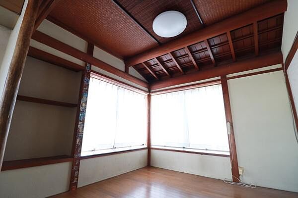 居間にあたる、キッチン南側洋室の様子。