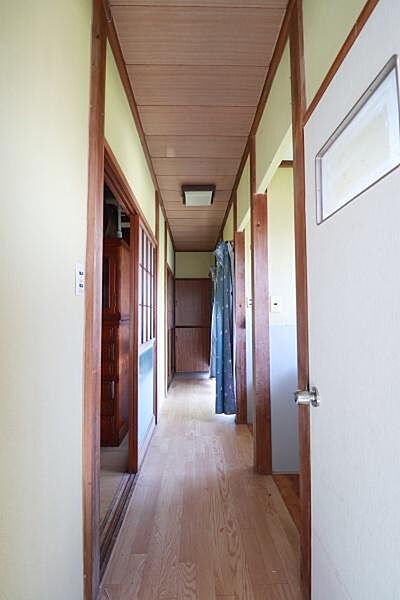 離れ、内部の様子。2部屋と簡易的な水廻り、トイレがついています。