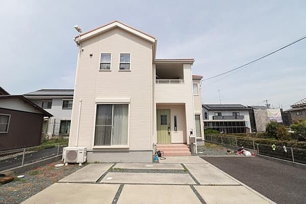 建物を正面から撮影