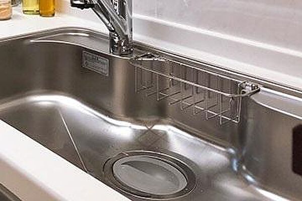 同仕様写真。シンク。シンプルな形状にこだわったシンク。排水口は汚れが簡単に取り除ける浅型形状で水栓から落ちる水音や水はね音を軽減します。