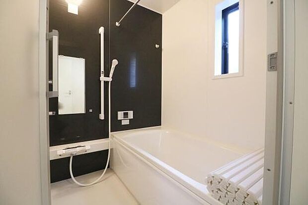 大人が足を伸ばしても入れる広々とした浴槽♪肩まで浸かって体全体をしっかり温められます。