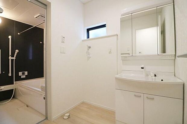 嬉しい三面鏡付き。朝の支度もストレスなくできますね♪