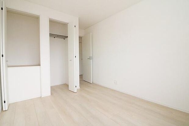 備え付けのクローゼットのおかげで、広さも十分に確保できる洋室です♪