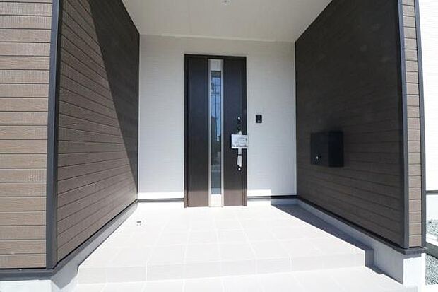 南向きで明るい玄関!